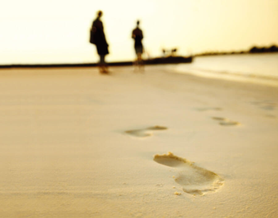 砂浜についた足跡 